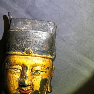 Een grote Chinese vergulde en ingelegd bronzen figuur van Zhenwu op verguld houten basis, Ming — foto 25