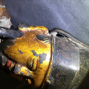Een grote Chinese vergulde en ingelegd bronzen figuur van Zhenwu op verguld houten basis, Ming — foto 29