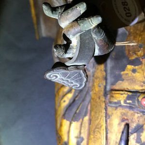 Een grote Chinese vergulde en ingelegd bronzen figuur van Zhenwu op verguld houten basis, Ming — foto 33