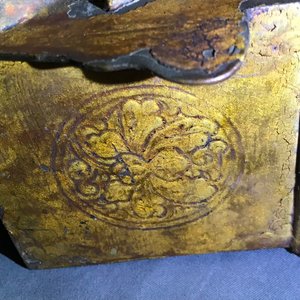Een grote Chinese vergulde en ingelegd bronzen figuur van Zhenwu op verguld houten basis, Ming — foto 35