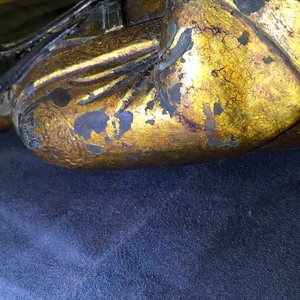 Een grote Chinese vergulde en ingelegd bronzen figuur van Zhenwu op verguld houten basis, Ming — foto 39