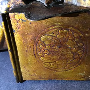 Een grote Chinese vergulde en ingelegd bronzen figuur van Zhenwu op verguld houten basis, Ming — foto 40