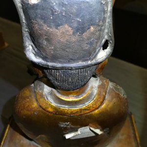 Een grote Chinese vergulde en ingelegd bronzen figuur van Zhenwu op verguld houten basis, Ming — foto 44