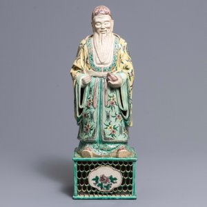 Een grote Chinese verte biscuit figuur van een onsterfelijke op opengewerkte sokkel, Kangxi — foto 2