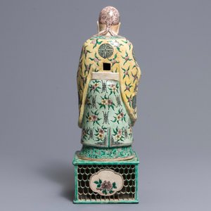 Een grote Chinese verte biscuit figuur van een onsterfelijke op opengewerkte sokkel, Kangxi — foto 4
