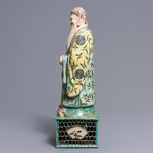 Een grote Chinese verte biscuit figuur van een onsterfelijke op opengewerkte sokkel, Kangxi — foto 5