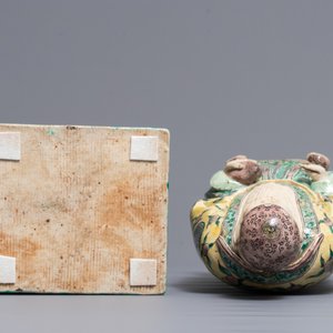 Een grote Chinese verte biscuit figuur van een onsterfelijke op opengewerkte sokkel, Kangxi — foto 7