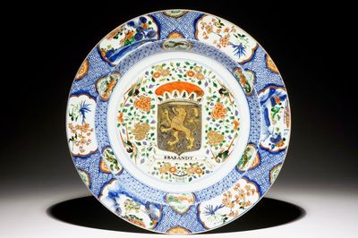 Een grote Chinese verte-imari schotel met het wapen van Brabandt, Kangxi/Yongzheng