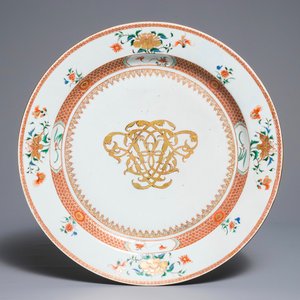 Een grote Chinese verte-Imari schotel met monogram, Kangxi — foto 1