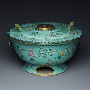 Een grote Chinese warmhoudkom met floraal decor op groene fondkleur in Canton email, 18e eeuw — foto 1