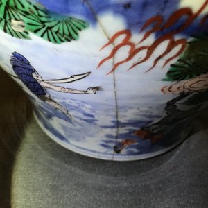 Een grote Chinese wucai dekselvaas met fijn mythologisch decor, Transitie periode — foto 17