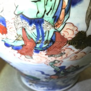 Een grote Chinese wucai dekselvaas met fijn mythologisch decor, Transitie periode — foto 19