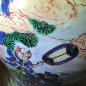 Een grote Chinese wucai dekselvaas met fijn mythologisch decor, Transitie periode — foto 20