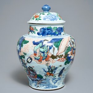 Een grote Chinese wucai dekselvaas met fijn mythologisch decor, Transitie periode — foto 2
