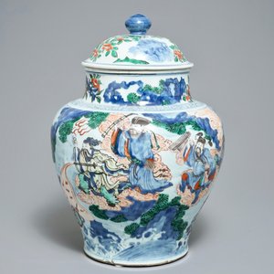 Een grote Chinese wucai dekselvaas met fijn mythologisch decor, Transitie periode — foto 4