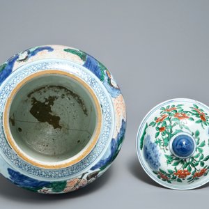 Een grote Chinese wucai dekselvaas met fijn mythologisch decor, Transitie periode — foto 5