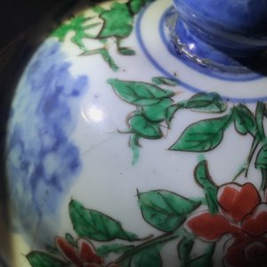 Een grote Chinese wucai dekselvaas met fijn mythologisch decor, Transitie periode — foto 9