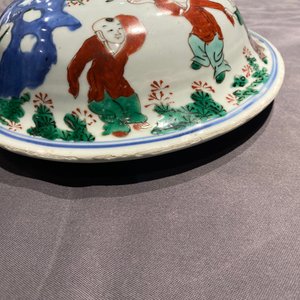 Een grote Chinese wucai dekselvaas, Transitie periode — foto 14
