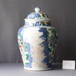 Een grote Chinese wucai dekselvaas, Transitie periode — foto 8