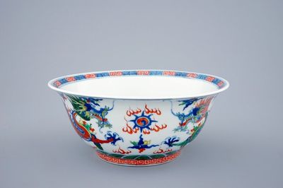 Een grote Chinese wucai drakenkom, 19e eeuw