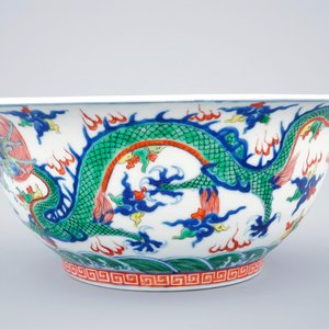 Een grote Chinese wucai drakenkom, 19e eeuw — foto 4