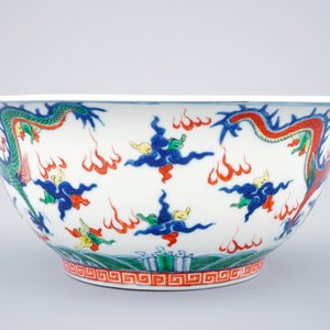 Een grote Chinese wucai drakenkom, 19e eeuw — foto 5