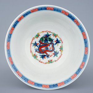 Een grote Chinese wucai drakenkom, 19e eeuw — foto 7