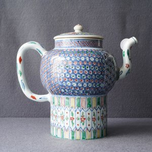 Een grote Chinese wucai theepot met deksel, Transitie periode of Kangxi — foto 13