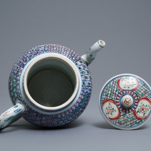 Een grote Chinese wucai theepot met deksel, Transitie periode of Kangxi — foto 6