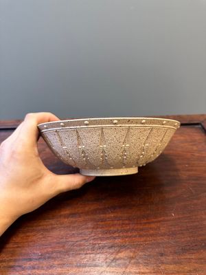 Een grote Chinese Yixing steengoed kom met reliëfdecor, Qianlong merk, 18/19e eeuw — foto 1