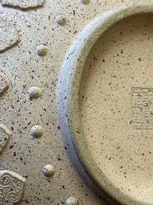 Een grote Chinese Yixing steengoed kom met reliëfdecor, Qianlong merk, 18/19e eeuw — foto 9