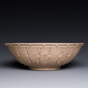 Een grote Chinese Yixing steengoed kom met reliëfdecor, Qianlong merk, 18/19e eeuw — foto 2