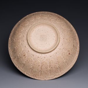 Een grote Chinese Yixing steengoed kom met reliëfdecor, Qianlong merk, 18/19e eeuw — foto 4