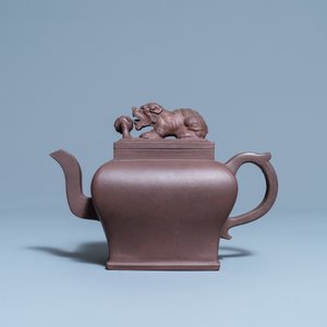 Een grote Chinese Yixing steengoed theepot met deksel, Kangxi — foto 2