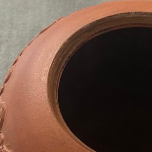 Een grote Chinese Yixing steengoed theepot met deksel, Kangxi — foto 12