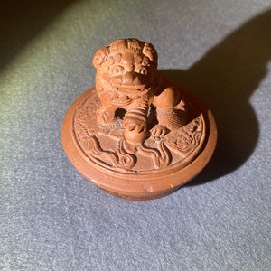 Een grote Chinese Yixing steengoed theepot met deksel, Kangxi — foto 23