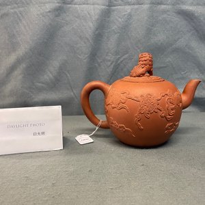 Een grote Chinese Yixing steengoed theepot met deksel, Kangxi — foto 29