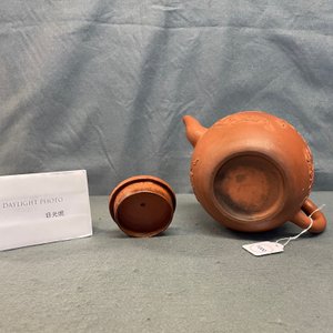 Een grote Chinese Yixing steengoed theepot met deksel, Kangxi — foto 31