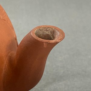Een grote Chinese Yixing steengoed theepot met deksel, Kangxi — foto 8