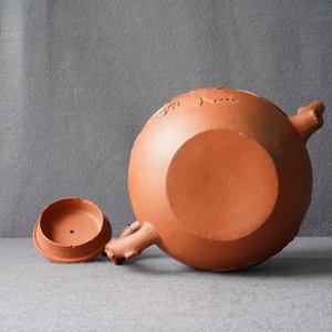 Een grote Chinese Yixing steengoed theepot met druivenranken in reliëf, Kangxi — foto 13