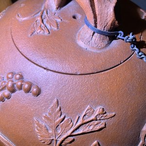 Een grote Chinese Yixing steengoed theepot met druivenranken in reliëf, Kangxi — foto 15