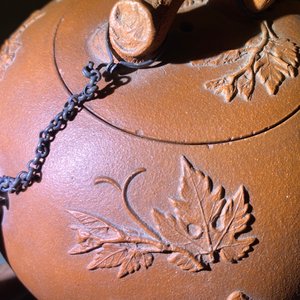 Een grote Chinese Yixing steengoed theepot met druivenranken in reliëf, Kangxi — foto 16