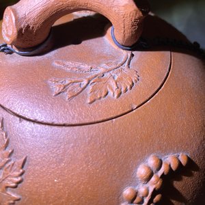 Een grote Chinese Yixing steengoed theepot met druivenranken in reliëf, Kangxi — foto 17