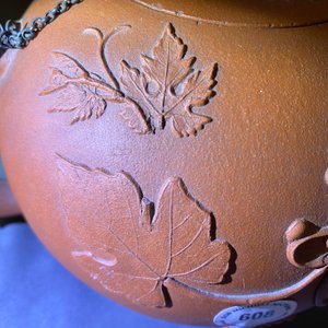 Een grote Chinese Yixing steengoed theepot met druivenranken in reliëf, Kangxi — foto 19