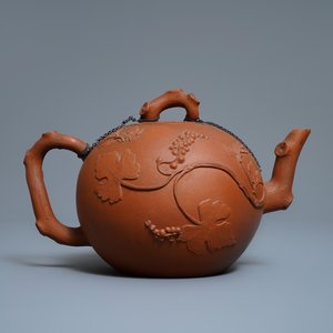 Een grote Chinese Yixing steengoed theepot met druivenranken in reliëf, Kangxi — foto 2