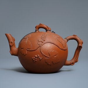 Een grote Chinese Yixing steengoed theepot met druivenranken in reliëf, Kangxi — foto 4