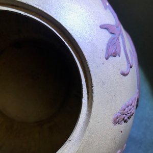 Een grote Chinese Yixing steengoed theepot met druivenranken in reliëf, Kangxi — foto 23