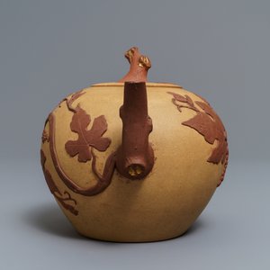 Een grote Chinese Yixing steengoed theepot met druivenranken in reliëf, Kangxi — foto 3