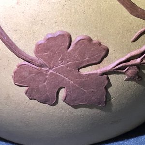 Een grote Chinese Yixing steengoed theepot met druivenranken in reliëf, Kangxi — foto 33