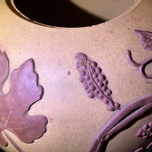Een grote Chinese Yixing steengoed theepot met druivenranken in reliëf, Kangxi — foto 35